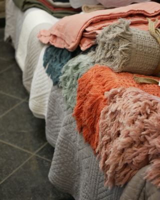 Musíme si ty upršené dny dělat hezké! Máme tu pár fotek našich přehozů, polštářů a futonů, na které se můžete přijít...